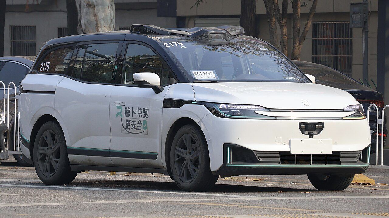 一辆萝卜快跑RT6无人车行驶在武汉和平大道上