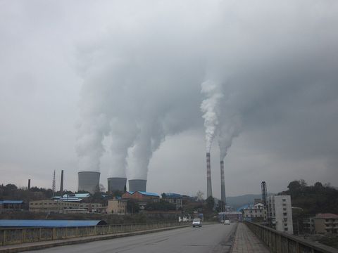 湖南冷水江一座燃煤火电厂的冷却塔与烟囱