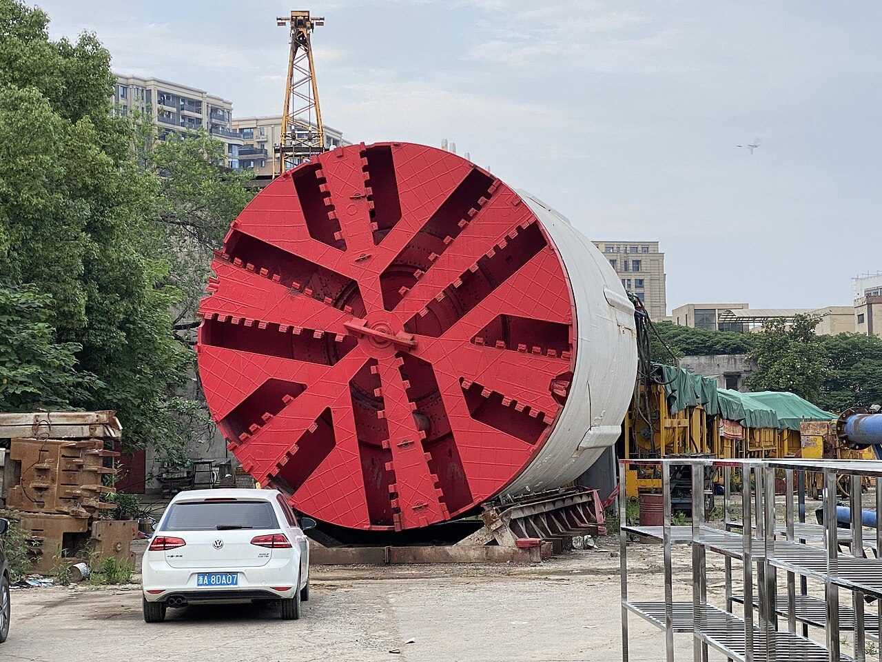 杭州一处施工场地上停放的大型盾构机红色刀盘