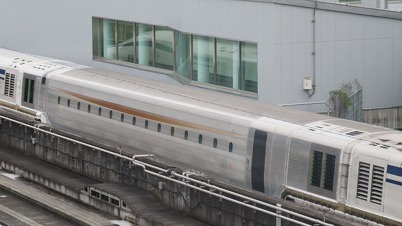 在日本山梨试验线上行驶的L0系M10磁悬浮列车