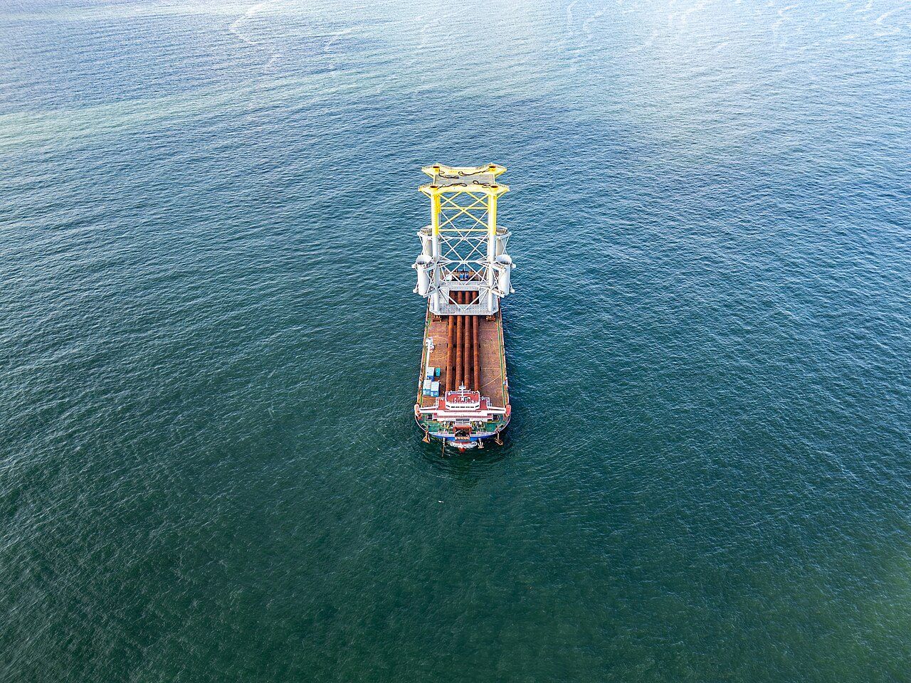 南海海域，一艘搭载塔筒段的海上风机安装船的航拍画面