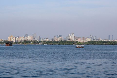 从西湖对岸眺望杭州天际线