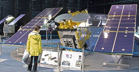 隼鸟二号探测器全尺寸模型（太阳翼展开）在展馆内展出