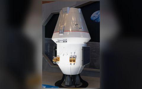 中国新一代载人飞船实物模型在中国国家博物馆展出