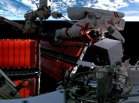 2023年一次出舱活动中，一名身着白色舱外航天服的中国航天员在天宫空间站外工作