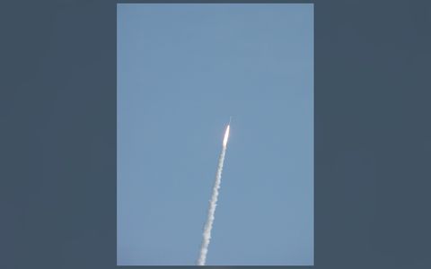 “凯洛斯”火箭升空后拖着白色尾焰爬升进蓝天